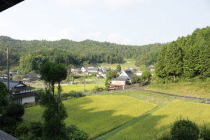 窓から見える農村の風景